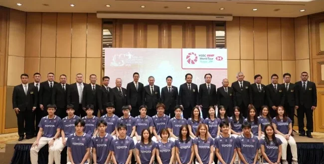 ภาพหมู่ผู้บริหาร สมาคมกีฬาแบดมินตันแห่งประเทศไทย นักกีฬาเยาวชน และทีมงาน ในงานแถลงข่าวการแข่งขัน ปริ๊นเซส สิริวัณณวรี ไทยแลนด์ มาสเตอร์ส 2026 โดยมีโตโยต้าเป็นผู้สนับสนุนหลัก