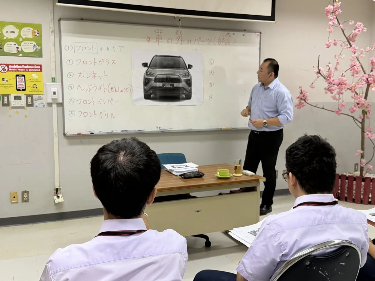 การเรียนการสอนภาษาญี่ปุ่นเกี่ยวกับโครงสร้างรถยนต์ มาตรฐานโตโยต้า อาจารย์ถ่ายทอดความรู้ภาษาญี่ปุ่น ด้านโครงสร้างรถยนต์ให้แก่นักศึกษา