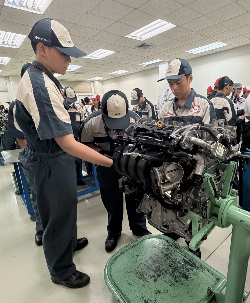 ห้องปฏิบัติการเครื่องยนต์ มาตรฐานการสอนโตโยต้า การฝึกประกอบและตรวจสอบเครื่องยนต์โดยนักศึกษาสายยานยนต์