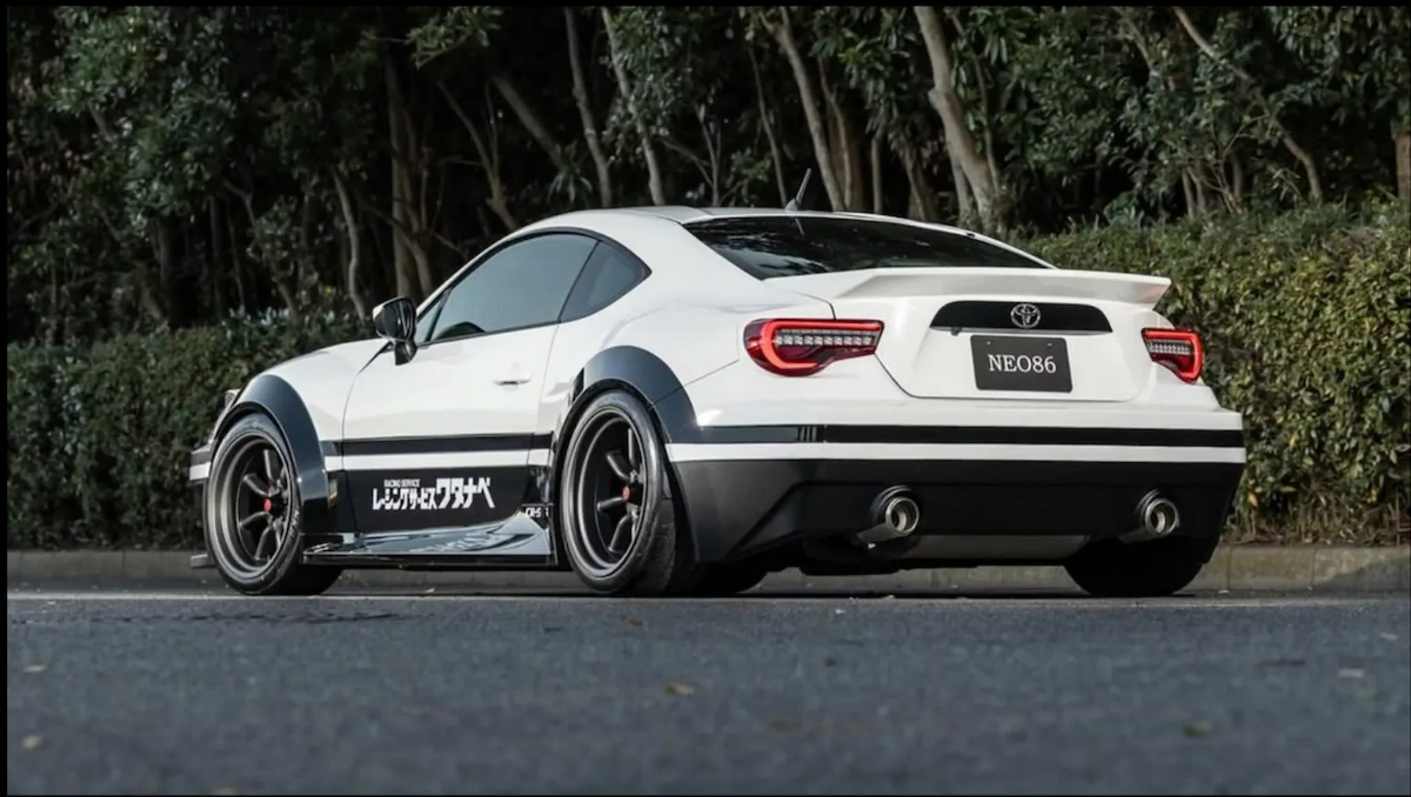 GR 86 Neo86 ด้านท้าย สไตล์เรโทร Toyota GR 86 Neo86 ด้านท้าย พร้อม Ducktail และปลายท่อคู่