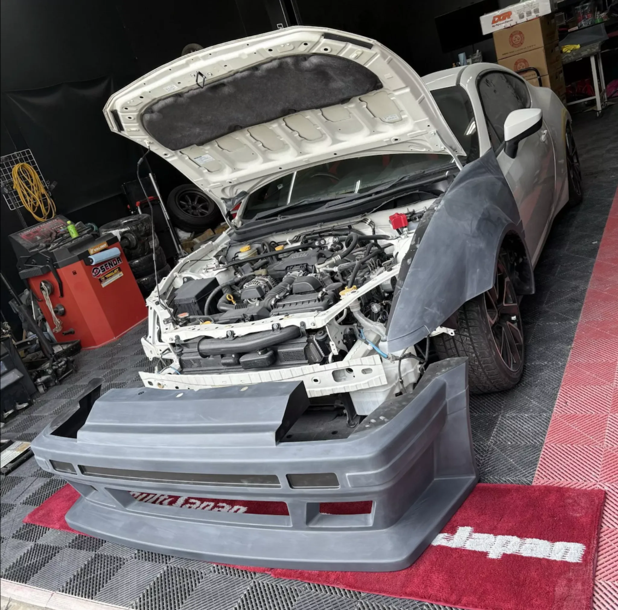 GR 86 Neo86 ระหว่างประกอบชุดแต่ง Toyota GR 86 ระหว่างติดตั้งชุดแต่ง Neo86 ไฟหน้า Pop-Up