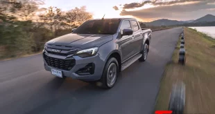 ISUZU D-MAX HI-LANDER 2.2 Ddi ปี 2026 สีเทา มุมหน้า ขณะขับขี่บนถนน