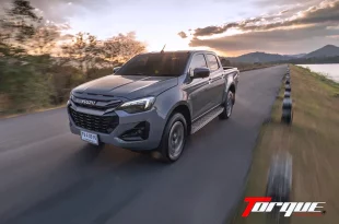 ISUZU D-MAX HI-LANDER 2.2 Ddi ปี 2026 สีเทา มุมหน้า ขณะขับขี่บนถนน