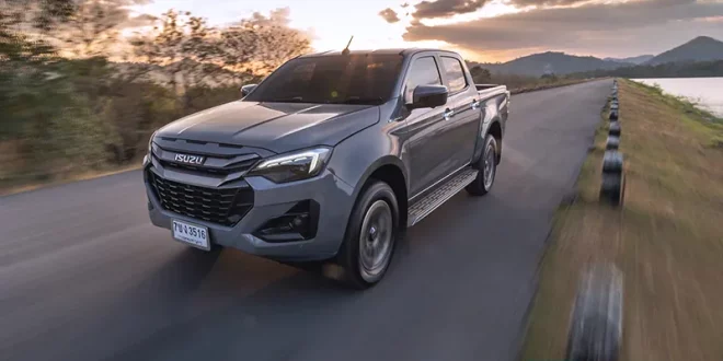 ISUZU D-MAX HI-LANDER 2.2 Ddi ปี 2026 สีเทา มุมหน้า ขณะขับขี่บนถนน