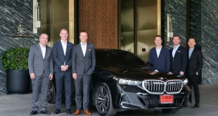 ผู้บริหารบีเอ็มดับเบิลยู ประเทศไทย และแอนดาซ วัน แบงค็อก ร่วมถ่ายภาพกับ BMW 520d M Sport ในความร่วมมือบริการรถลีมูซีนระดับพรีเมียม