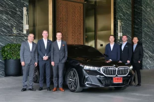 ผู้บริหารบีเอ็มดับเบิลยู ประเทศไทย และแอนดาซ วัน แบงค็อก ร่วมถ่ายภาพกับ BMW 520d M Sport ในความร่วมมือบริการรถลีมูซีนระดับพรีเมียม