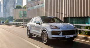 ปอร์เช่ คาเยนน์ เอส อี-ไฮบริด คูเป้ รุ่นปี 2026 ขณะขับในเมืองประเทศไทย