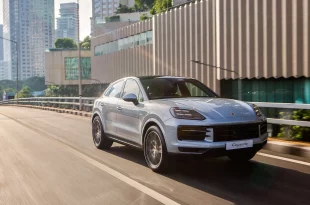 ปอร์เช่ คาเยนน์ เอส อี-ไฮบริด คูเป้ รุ่นปี 2026 ขณะขับในเมืองประเทศไทย