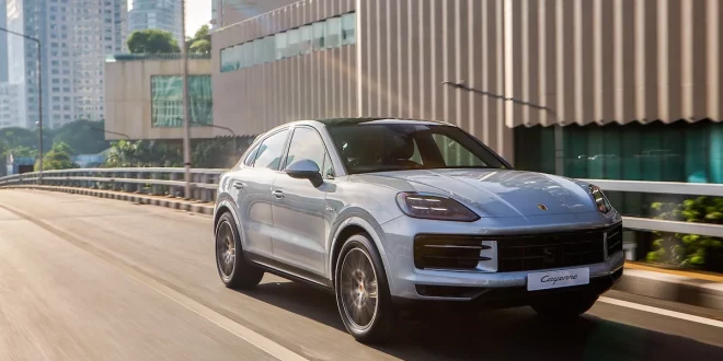 ปอร์เช่ คาเยนน์ เอส อี-ไฮบริด คูเป้ รุ่นปี 2026 ขณะขับในเมืองประเทศไทย