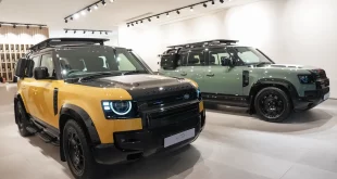 Land Rover Defender 110 Trophy Edition สี Keswick Green