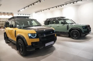 Land Rover Defender 110 Trophy Edition สี Keswick Green