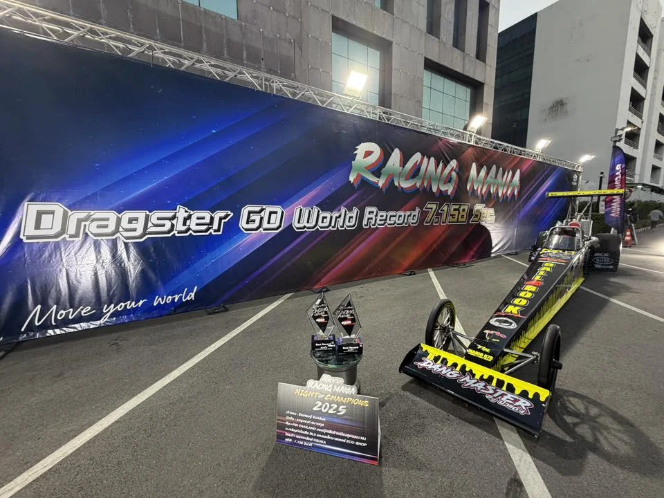 รถแข่งแชมป์ Hilux REVO Racing Mania Night of Champions 2025 รถแข่ง Toyota Hilux REVO ของแชมป์การแข่งขัน จัดแสดงในงาน Hilux REVO Racing Mania Night of Champions 2025