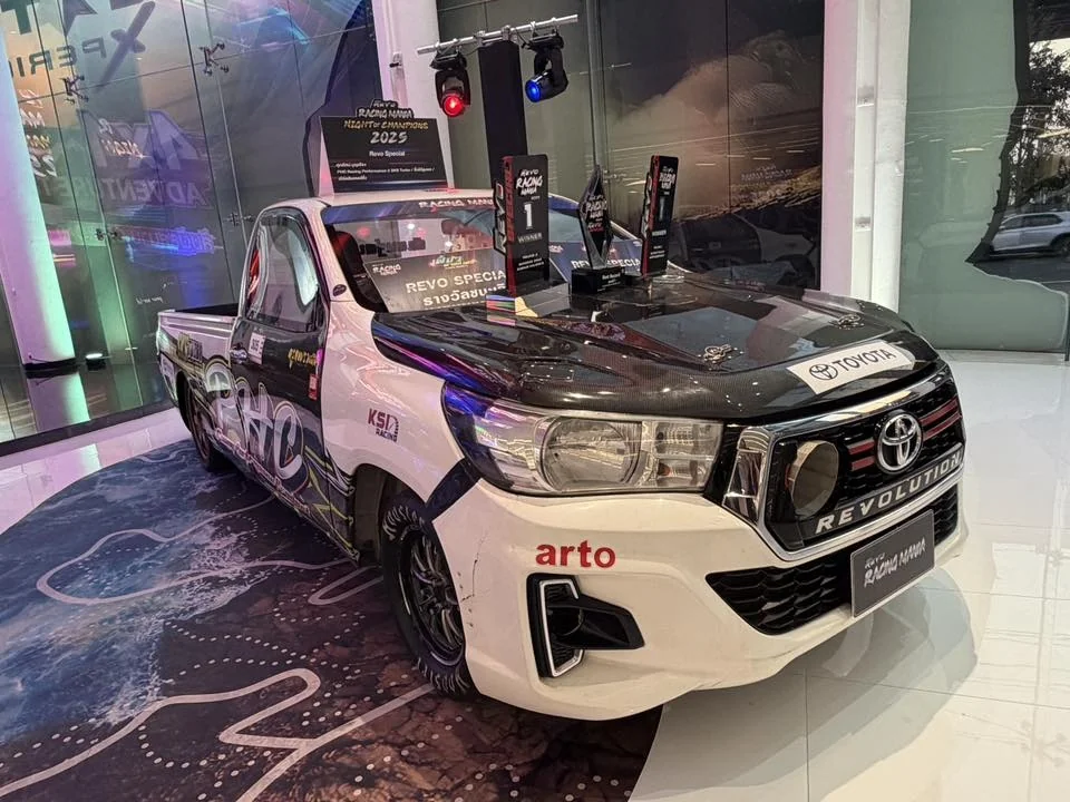 Toyota Hilux REVO Special Champion – Night of Champions 2025 Toyota Hilux REVO Special รถแข่งแชมป์ Night of Champions 2025 พร้อมถ้วยรางวัลการแข่งขัน Drag Racing