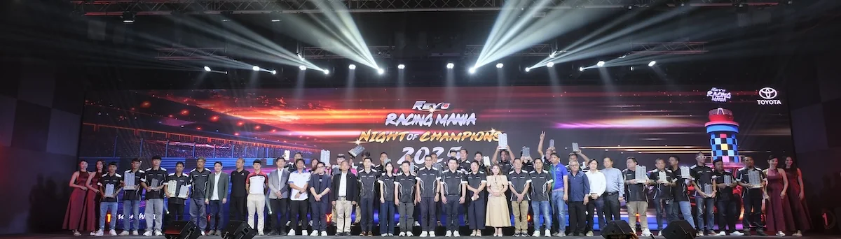 Hilux REVO Racing Mania Night of Champions 2025 พิธีมอบรางวัลแชมป์ประจำปี พิธีมอบรางวัลผู้ชนะการแข่งขัน Hilux REVO Racing Mania Night of Champions 2025 พร้อมนักแข่งและทีมงานบนเวที TOYOTA ALIVE