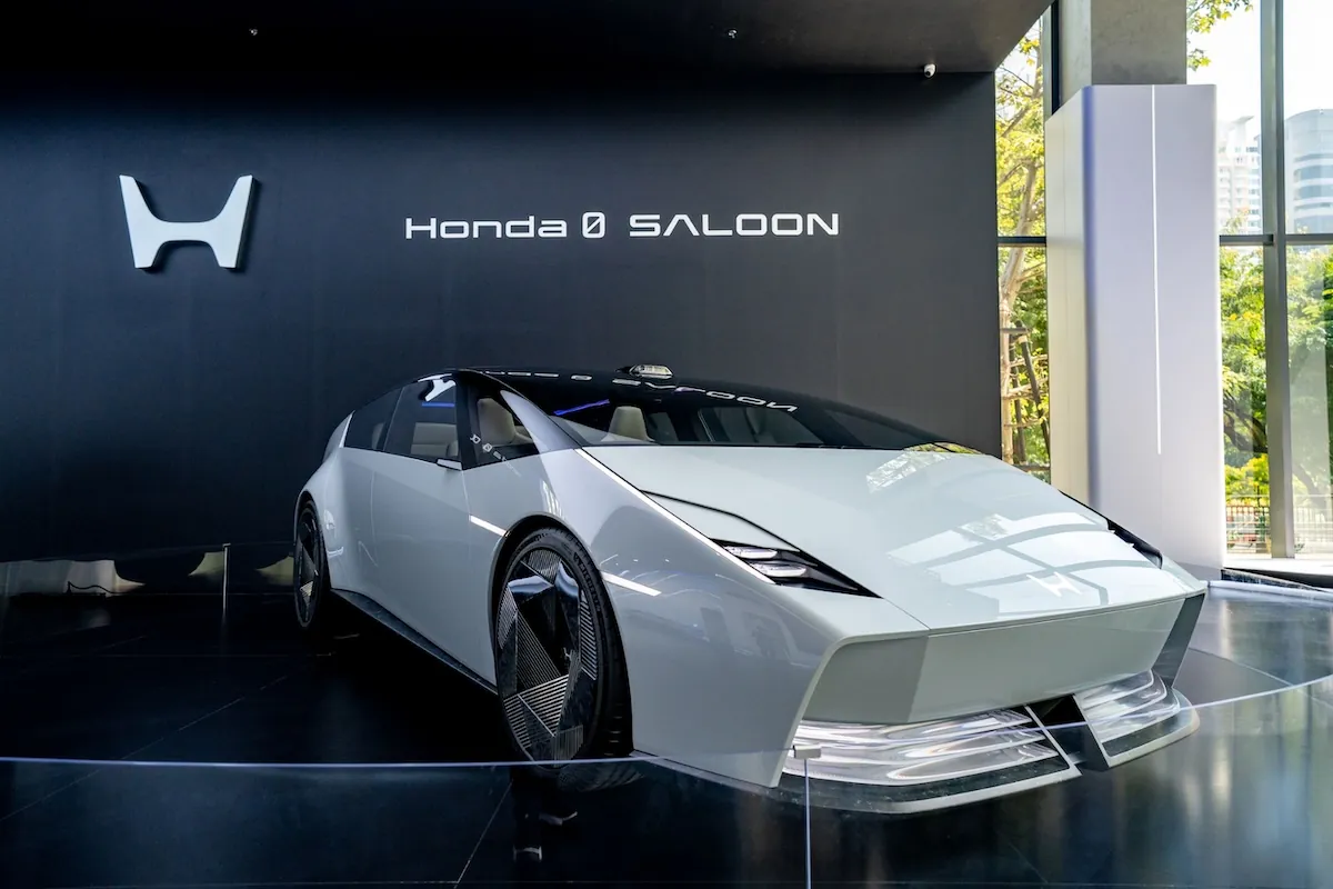 Honda 0 SALOON ภายในงานจัดแสดง Honda 0 SALOON ตัวรถสีขาวจัดแสดงบนเวทีหมุน