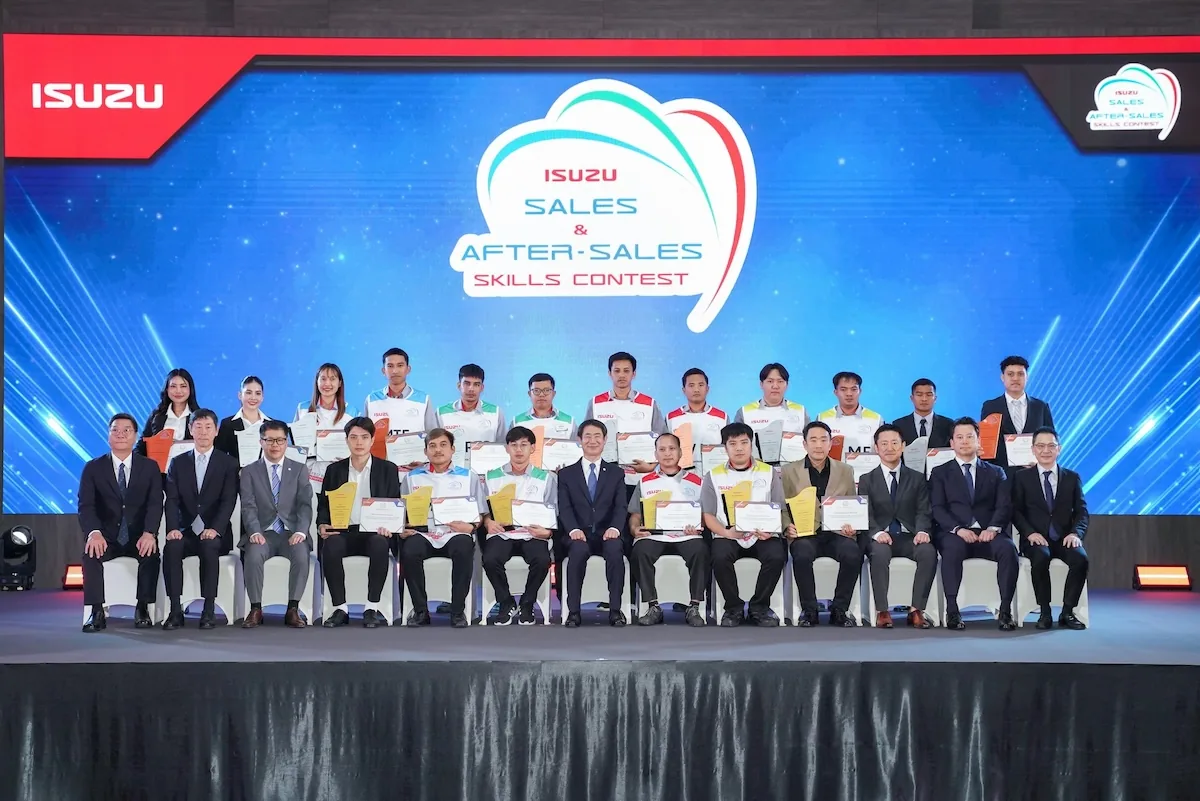 รางวัลพนักงานช่างและบริการหลังการขายอีซูซุ 2026 ภาพหมู่ผู้บริหารและผู้ได้รับรางวัลพนักงานช่างและบริการหลังการขายอีซูซุ