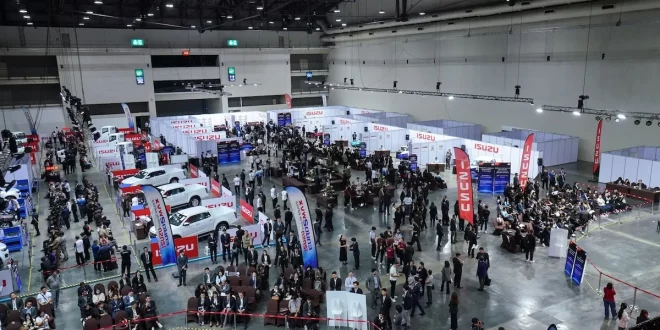 บรรยากาศงานแข่งขันทักษะการขายและบริการหลังการขายอีซูซุ ประจำปี 2026 ภายในฮอลล์จัดงานขนาดใหญ่