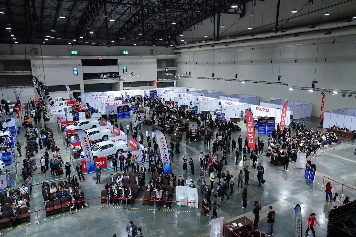 บรรยากาศการแข่งขัน ISUZU Sales & After-Sales Skills Contest 2026 บรรยากาศงานแข่งขันทักษะการขายและบริการหลังการขายอีซูซุ ประจำปี 2026 ภายในฮอลล์จัดงานขนาดใหญ่