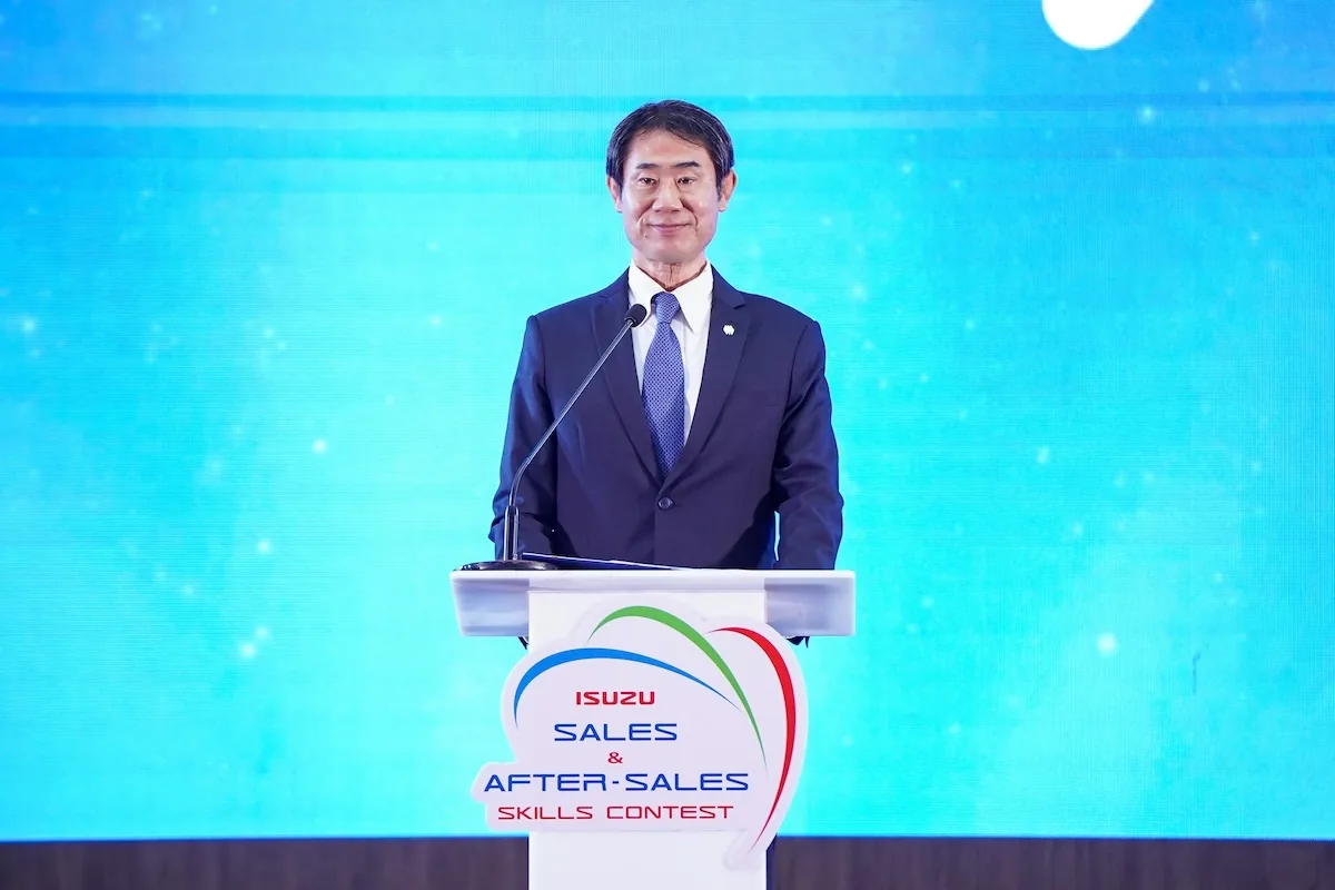 มร. ทาคาชิ ฮาตะ กล่าวเปิดงานแข่งขันทักษะอีซูซุ 2026 มร. ทาคาชิ ฮาตะ กรรมการผู้จัดการ บริษัท ตรีเพชรอีซูซุเซลส์ จำกัด กล่าวเปิดงาน