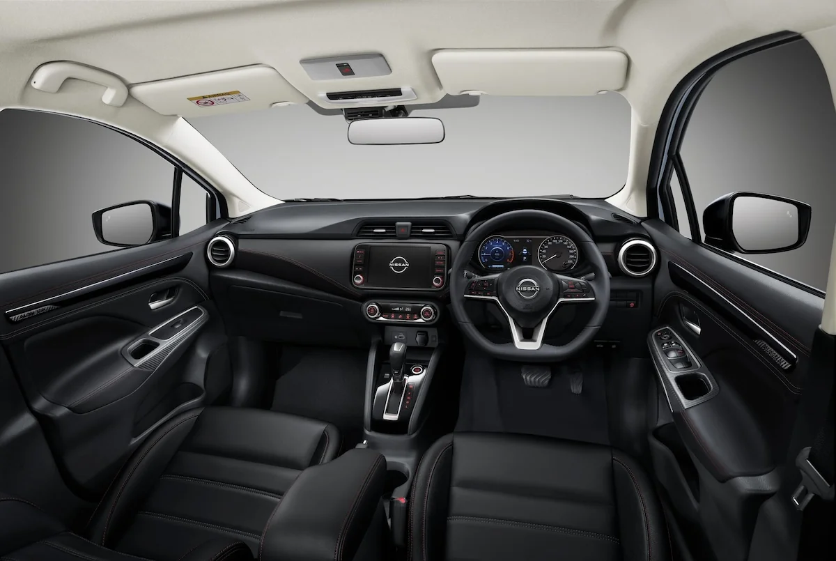 ห้องโดยสาร Nissan Almera 2026 กว้างขวาง นั่งสบาย มุมมองห้องโดยสาร Nissan Almera 2026 แบบกว้าง แผงหน้าปัด พวงมาลัย และเบาะนั่งตอนหน้า