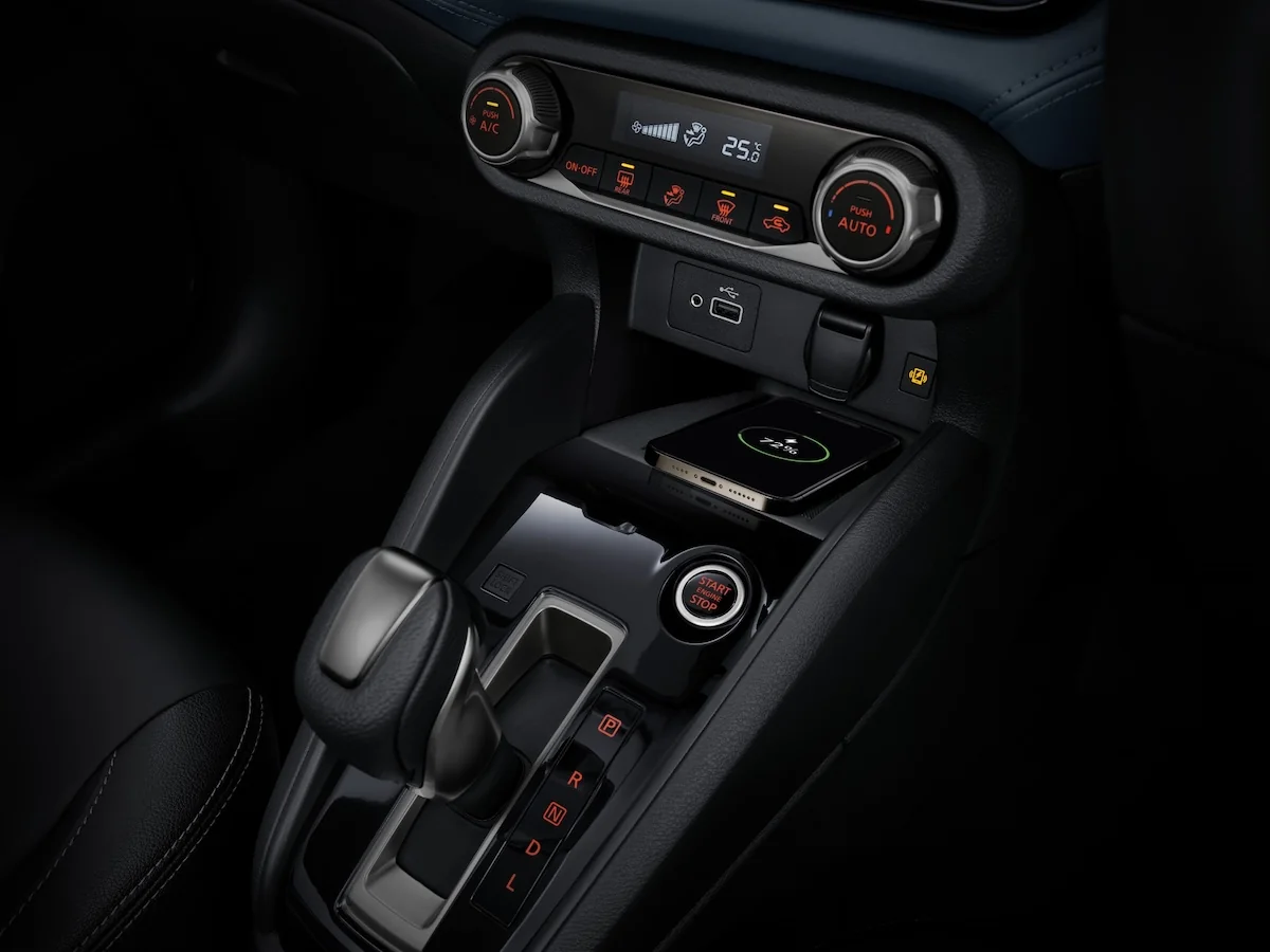 คอนโซลกลาง Nissan Almera 2026 พร้อม Wireless Charger คอนโซลกลาง Nissan Almera 2026 พร้อมเกียร์อัตโนมัติ ระบบปรับอากาศ และแท่นชาร์จสมาร์ตโฟนไร้สาย
