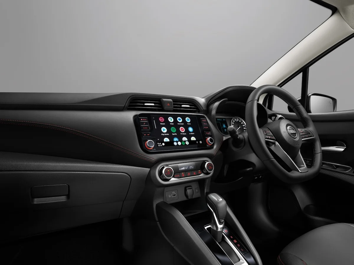 ภายในห้องโดยสาร Nissan Almera 2026 ดีไซน์สปอร์ต พร้อมเทคโนโลยีอัจฉริยะ ภาพภายในห้องโดยสาร นิสสัน อัลเมร่า รุ่นปี 2026 แผงคอนโซลหน้า พวงมาลัยมัลติฟังก์ชัน และหน้าจออินโฟเทนเมนต์