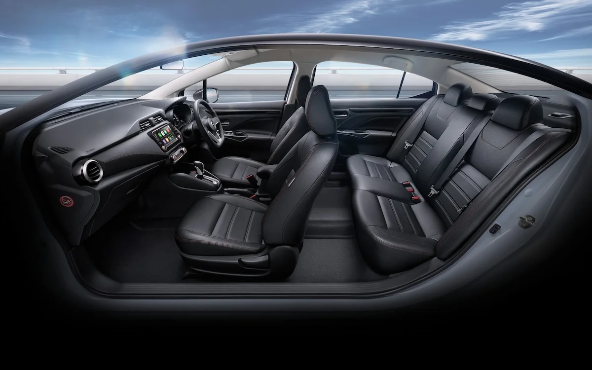 พื้นที่ห้องโดยสาร Nissan Almera 2026 รองรับทุกการเดินทาง ห้องโดยสาร Nissan Almera 2026 มุมด้านข้าง แสดงพื้นที่เบาะนั่งหน้าและหลัง