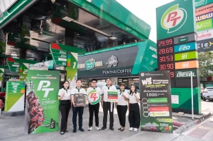 พนักงาน PT Station หน้าสถานีบริการน้ำมันพีที จัดกิจกรรมแจกพวงกุญแจ ThaiGP 2026 รับศึก PT Grand Prix of Thailand 2026