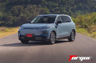 มุมมองด้านหน้าเฉียง Leapmotor B10 สีฟ้า ดีไซน์ SUV พลังงานไฟฟ้า