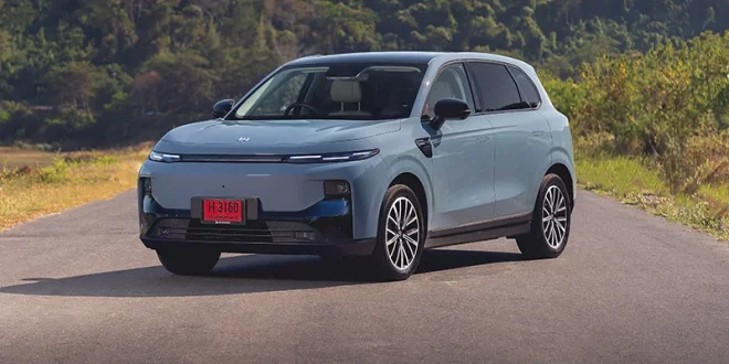 มุมมองด้านหน้าเฉียง Leapmotor B10 สีฟ้า ดีไซน์ SUV พลังงานไฟฟ้า