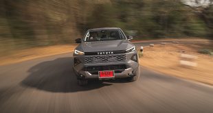 Toyota Hilux Travo 2.8 4Trex Overland Plus ขณะเข้าโค้งที่มีอาการเอียงตัวมากจากจุดศูนย์ถ่วงสูงแบบรถ Hi-ride พร้อมระบบพวงมาลัยไฟฟ้า EPS ที่ตอบสนองใกล้เคียงรถเก๋ง