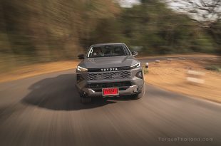 Toyota Hilux Travo 2.8 4Trex Overland Plus ขณะเข้าโค้งที่มีอาการเอียงตัวมากจากจุดศูนย์ถ่วงสูงแบบรถ Hi-ride พร้อมระบบพวงมาลัยไฟฟ้า EPS ที่ตอบสนองใกล้เคียงรถเก๋ง