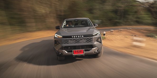 Toyota Hilux Travo 2.8 4Trex Overland Plus ขณะเข้าโค้งที่มีอาการเอียงตัวมากจากจุดศูนย์ถ่วงสูงแบบรถ Hi-ride พร้อมระบบพวงมาลัยไฟฟ้า EPS ที่ตอบสนองใกล้เคียงรถเก๋ง