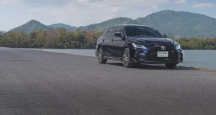 Toyota Yaris ATIV HEV GR Sport ปี 2026 สีดำ มุมหน้า 3 ส่วน ดีไซน์สปอร์ต