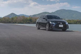 Toyota Yaris ATIV HEV GR Sport ปี 2026 สีดำ มุมหน้า 3 ส่วน ดีไซน์สปอร์ต