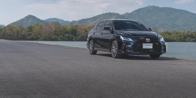 Toyota Yaris ATIV HEV GR Sport ปี 2026 สีดำ มุมหน้า 3 ส่วน ดีไซน์สปอร์ต