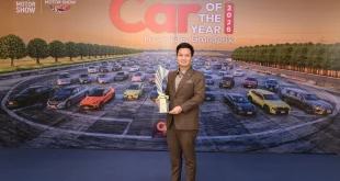 ธีรไนย มาศดิตย์ จาก Aston Martin Bangkok รับรางวัล Best Luxury SUV ให้กับ Aston Martin DBX707 ในงาน Car of the Year 2026