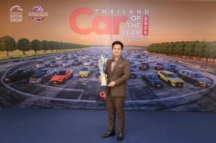 ธีรไนย มาศดิตย์ จาก Aston Martin Bangkok รับรางวัล Best Luxury SUV ให้กับ Aston Martin DBX707 ในงาน Car of the Year 2026