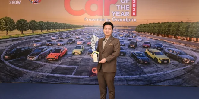 ธีรไนย มาศดิตย์ จาก Aston Martin Bangkok รับรางวัล Best Luxury SUV ให้กับ Aston Martin DBX707 ในงาน Car of the Year 2026