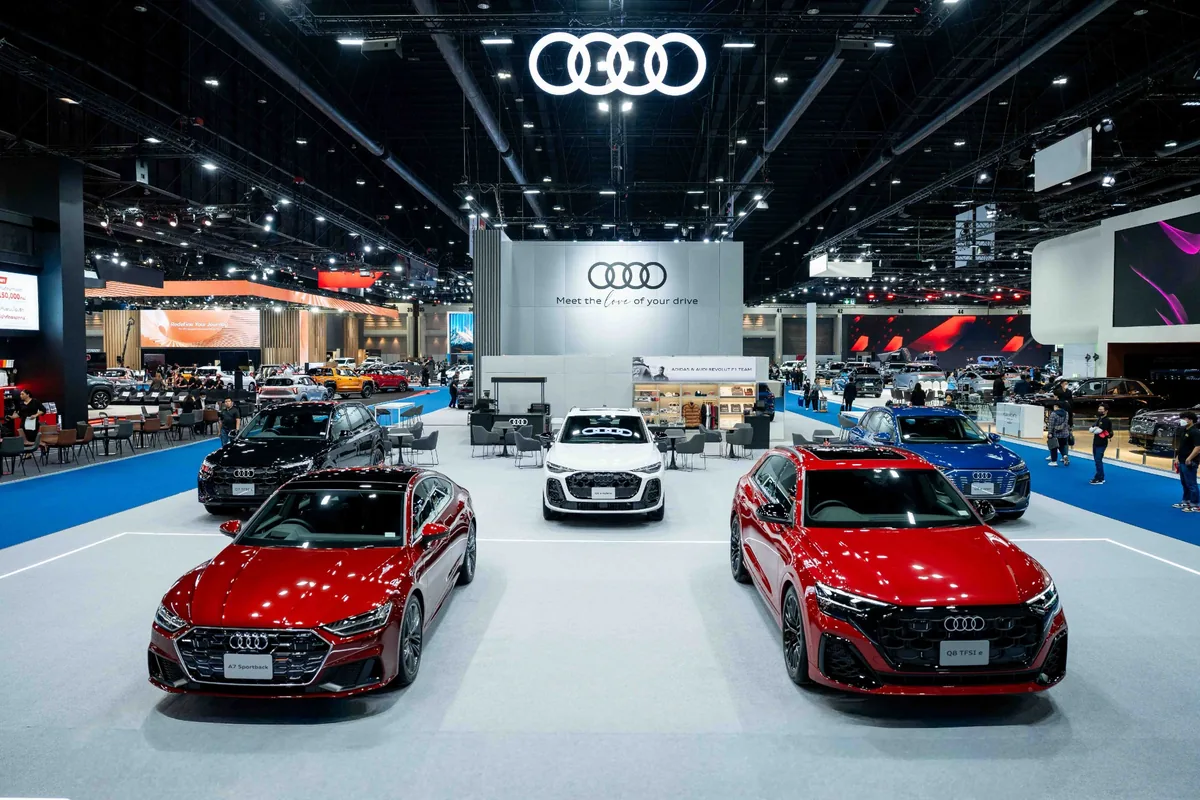บูธ Audi ในงาน Motor Show 2026 มุมมองด้านหน้า บูธ Audi ในงาน Motor Show 2026 มุมมองด้านหน้าพร้อมรถรุ่นเด่นภายในบูธ
