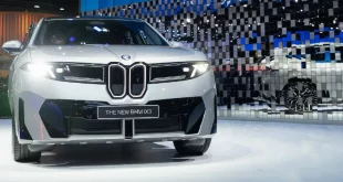 บีเอ็มดับเบิลยู iX3 ใหม่ มุมมองด้านหน้าเฉียงภายในงานมอเตอร์โชว์ 2026