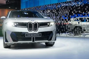 บีเอ็มดับเบิลยู iX3 ใหม่ มุมมองด้านหน้าเฉียงภายในงานมอเตอร์โชว์ 2026