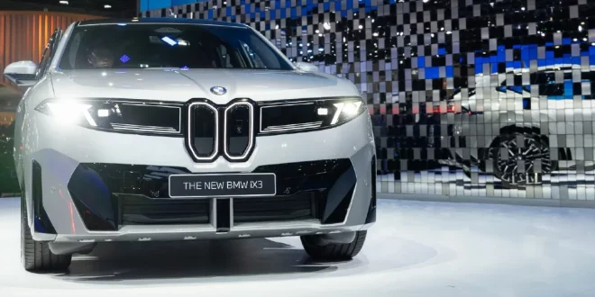 บีเอ็มดับเบิลยู iX3 ใหม่ มุมมองด้านหน้าเฉียงภายในงานมอเตอร์โชว์ 2026