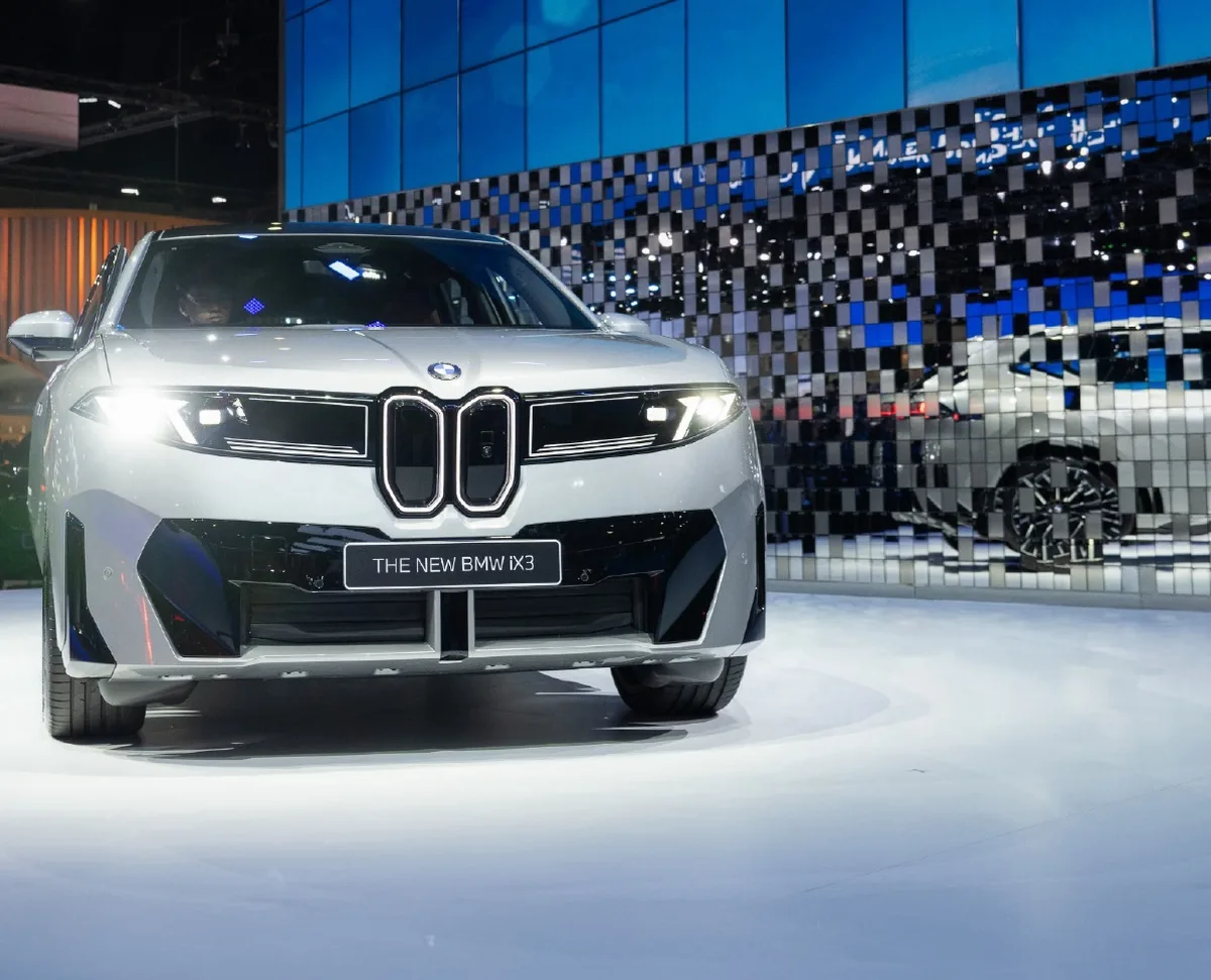BMW iX3 ใหม่ มุมหน้าเฉียง ในงาน Motor Show 2026 บีเอ็มดับเบิลยู iX3 ใหม่ มุมมองด้านหน้าเฉียงภายในงานมอเตอร์โชว์ 2026