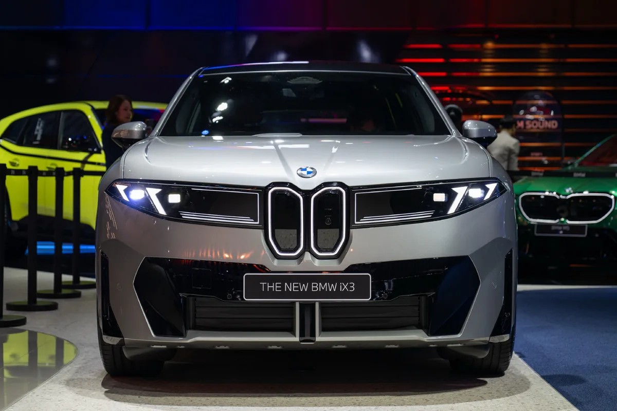 BMW iX3 ใหม่ มุมหน้ารถ ในงาน Motor Show 2026 บีเอ็มดับเบิลยู iX3 ใหม่ มุมมองด้านหน้าภายในงานมอเตอร์โชว์ 2026