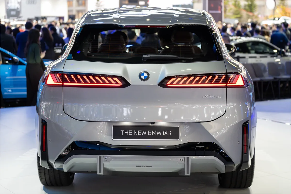 BMW iX3 ใหม่ มุมท้ายรถ ในงาน Motor Show 2026 บีเอ็มดับเบิลยู iX3 ใหม่ มุมมองด้านท้ายภายในงานมอเตอร์โชว์ 2026