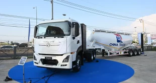 รถบรรทุกหัวลาก Dongfeng KL6X4 จอดคู่รถพ่วง China Trucks ภายในงานเปิดตัว