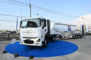 รถบรรทุกหัวลาก Dongfeng KL6X4 จอดคู่รถพ่วง China Trucks ภายในงานเปิดตัว