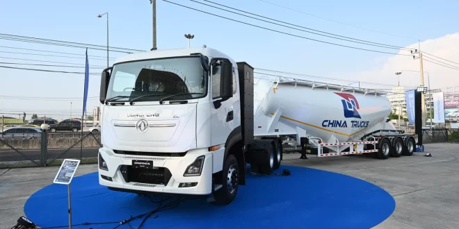 รถบรรทุกหัวลาก Dongfeng KL6X4 จอดคู่รถพ่วง China Trucks ภายในงานเปิดตัว