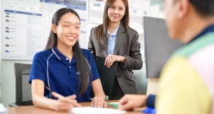 เจ้าหน้าที่ที่ปรึกษางานบริการฟอร์ดให้คำแนะนำลูกค้าในศูนย์บริการ